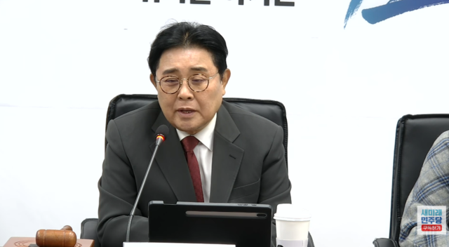전병헌 새미래민주당 당대표가 25일 서울 여의도 새민주 당사에서 최고위원회의를 열어 모두발언을 하고 있다.[유튜브 ‘새미래민주당’ 중계영상 갈무리]