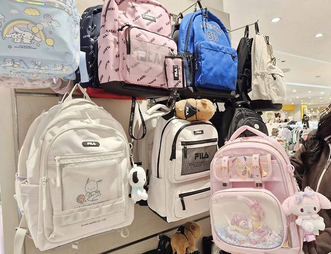 부산지역 롯데백화점은 개학을 앞두고 미처 신학기 용품을 준비하지 못한 고객들을 위해 26일부터 '킨더유니버스 페어'를 열고 다채로운 혜택을 제공한다. 롯데백화점 부산본점 6층 휠라키즈 매장에서 신학기를 맞아 다양한 책가방을 선보이고 있다. 롯데쇼핑 제공