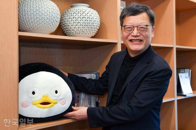 23일 경기 고양시 EBS 사옥에서 김유열 사장이 EBS 대표 캐릭터인 '펭수' 인형과 포즈를 취하고 있다. 윤기훈 인턴기자