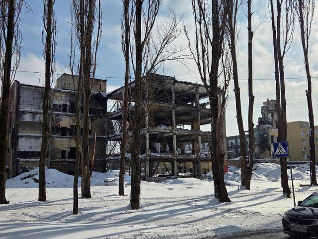 지난해 가을 있었던 러시아의 무인기(드론) 공습으로 전소된 키이우 주택가의 공장 모습. 키이우=정승임 특파원