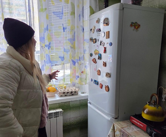 17일 안나가 우크라이나 키이우 아파트에서 단전 시 냉장고 음식이 걱정된다고 설명하고 있다. 안나는 단전에 대비해 휴대용 가스버너도 구매했다. 키이우=정승임 특파원