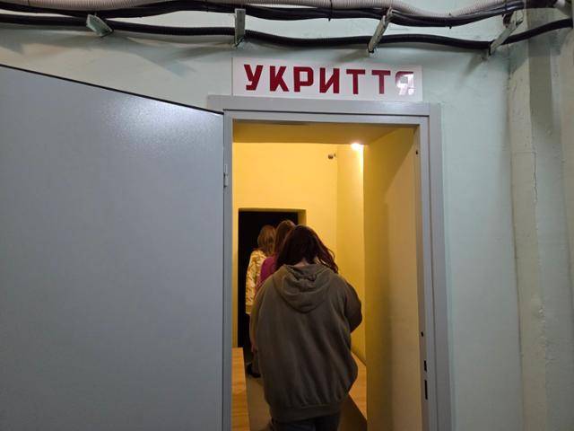 17일 키이우외국어대 지하에 있는 방공호로 이동하는 학생들. 키이우=정승임 특파원