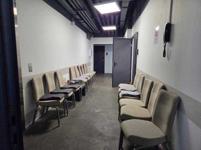 우크라이나 키이우의 한 호텔 지하에 마련된 방공호. 키이우=정승임 특파원