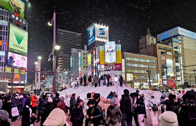 삿포로 시내 도로변에 성인 키를 훌쩍 넘는 높이의 눈이 단단히 굳어 있다.