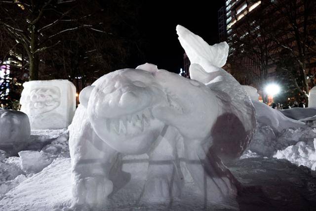 삿포로 오도리공원 2초메에 홋카이도의 상징을 재치 있게 비튼 '곰을 먹는 연어'가 전시돼 있다.
