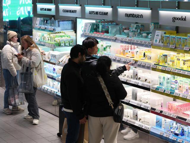 지난해 11월 서울의 한 올리브영에서 외국인 관광객들이 스킨케어 제품을 살펴보고 있다. 지난해 오프라인 올리브영 매장에서 외국인의 구매액은 1조 원을 돌파했다. 2024년보다 53% 증가했다. 연합뉴스