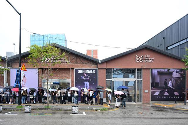 무신사의 세 번째 오프라인 편집숍 '무신사 스토어 성수@대림창고'가 그랜드 오픈한 2024년 9월 13일 매장에 들어가기 위해 고객들이 길게 줄을 서 있다. 서울 성동구 성수동은 한국인 MZ세대에게 핫할 뿐 아니라 방한 관광객 사이에서도 반드시 방문해야 할 상권으로 자리매김했다. 성수@대림창고도 지난해 전체 결제 건수 중 외국인 비중이 34%다. 최주연 기자