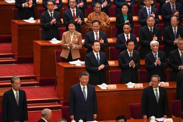 시진핑(앞줄 가운데) 중국 국가주석과 리창(오른쪽) 국무원 총리가 지난해 3월 4일 중국 베이징 인민대회당에서 열린 전국인민정치협상회의 개막식에 참석해 박수를 받고 있다. 베이징=AP 연합뉴스