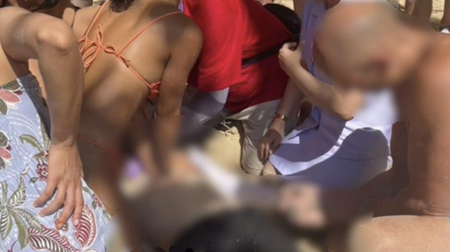 24일 태국 남부 휴양지인 끄라비의 라일레이 해변에서 물놀이를 하다가 의식을 잃은 한국인 남성 이모씨를 상대로 현지인들이 심폐소생술을 하고 있다. 태국 언론 페이스북 계정 캡처