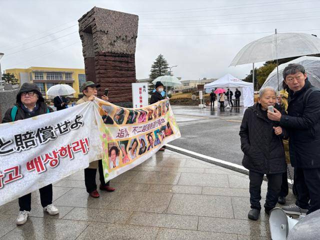 일제강점기 후지코시 강제동원 피해자의 유족 김명배(95·오른쪽 두 번째)씨가 25일 일본 도야마현 도야마시 후지코시 사옥 앞에서 열린 피해자 배상 및 사죄 촉구 집회에서 김영환(맨 오른쪽) 민족문제연구소 대외협력실장과 함께 발언하고 있다. 도야마=류호 특파원