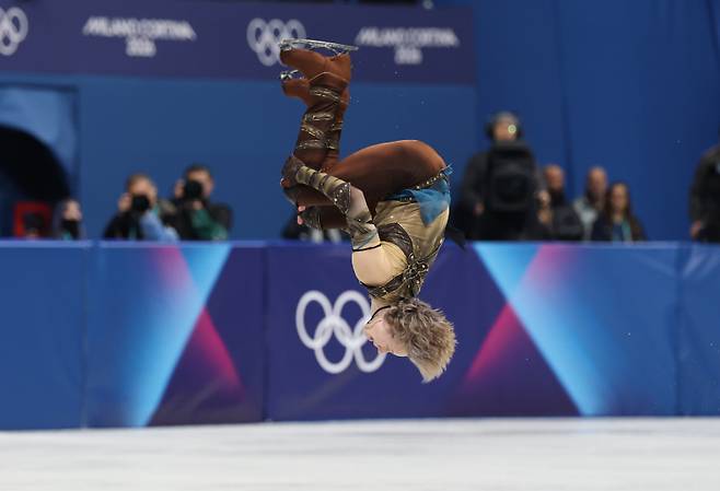 <yonhap photo-2562="">7일(현지시간) 이탈리아 밀라노 아이스스케이팅 아레나에서 열린 2026 밀라노-코르티나담페초 동계올림픽 피겨스케이팅 팀 이벤트 남자 싱글 쇼트 프로그램. 미국 일리야 말리닌이 연기를 펼치고 있다. [사진=연합뉴스]</yonhap>