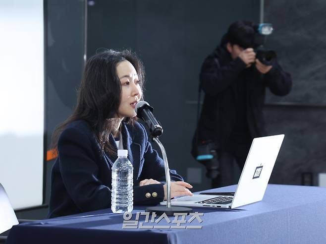 하이브와의 법적 분쟁에서 승소한 민희진 전 어도어 대표가 25일 오후 서울 종로구 모처에서 1심 소송 결과 및 오케이 레코즈 향후 계획 관련해 기자회견을 개최했다. 민 전 대표가 입장을 밝히고 있다. 서병수 기자 qudtn@edaily.co.kr /2026.02.25/