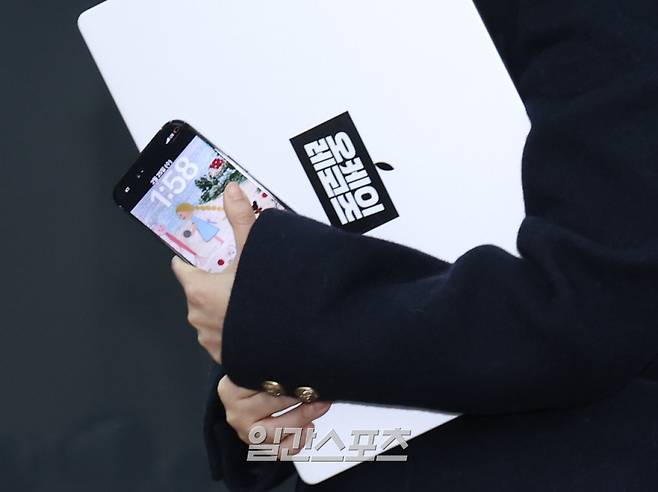 하이브와의 법적 분쟁에서 승소한 민희진 전 어도어 대표가 25일 오후 서울 종로구 모처에서 1심 소송 결과 및 오케이 레코즈 향후 계획 관련해 기자회견을 개최했다. 민 전 대표가 입장 표명 후 퇴장하고 있다. 서병수 기자 qudtn@edaily.co.kr /2026.02.25/