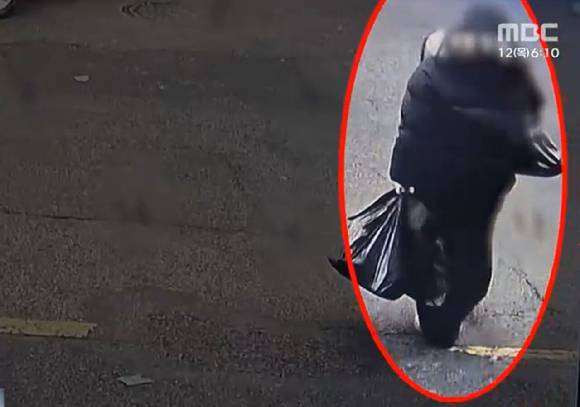 서울 강북구 모텔에서 남성들에게 약물이 든 음료를 마시게 해 2명을 숨지게 한 20대 여성이 범행 직후 해당 남성들에게 태연하게 문자 메시지를 보낸 것으로 전해졌다. 사진은 지난 9일 오후 11시쯤 서울 강북 한 모텔을 혼자 빠져 나와 택시를 타고 현장을 이탈하는 20대 여성 A씨. [사진=MBC 보도화면 캡처]