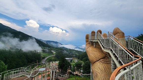 경상남도 거창군 거창 산림 레포츠파크에 설치된 라이트핸드 전망대. [사진=경상남도 거창군]