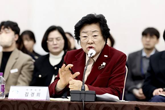 김경희 이천시장이 25일 열린 한강사랑포럼에서 수도권 규제의 합리적 개선을 촉구하고 있다. [사진=이천시]