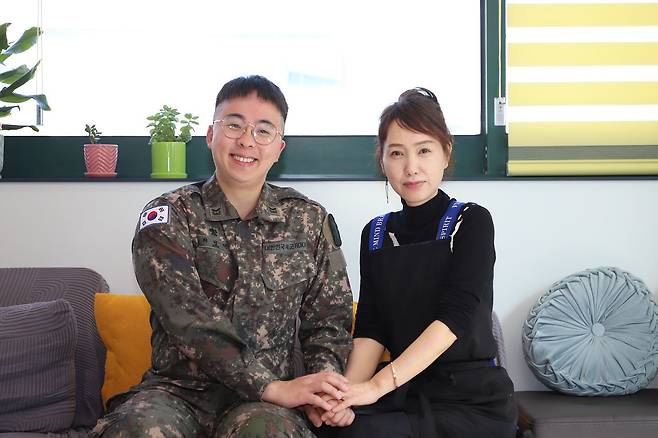 최영현 하사(왼쪽)와 미용실 주인 조성미씨. 사진 육군 제22보병사단