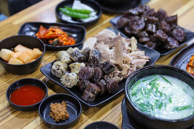 우성순대에서 먹은 순대 모둠. 순대와 돼지 부속을 넉넉히 내준다. 순대 맛이 매콤하다.