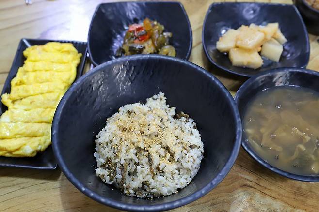 제천시락국에서 먹은 시래기밥. 구수한 시래기밥과 국, 정갈한 밑반찬이 돋보인다. 곁들임 메뉴인 달걀 말이는 3000원이다.