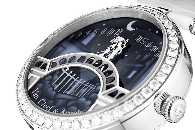 자정과 정오, 단 두 차례 다리 위 남녀가 만나 입맞춤을 나누는 '레이디 아펠 퐁 데 자모르' 워치. 2010년 처음 나와 주목 받은 이 시계는 2019년 한번 리뉴얼 작업을 거쳐 다시 선보였다. 새 버전에는 착용자가 원할 때마다 커플을 다리 가운데로 모이게 할 수 있는 '온 디멘드 애니메이션' 기능을 탑재했다. 사진 반클리프 아펠