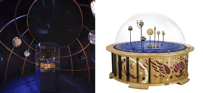 우주를 테마로 한 작품을 전시한 공간(왼쪽)과 공간 가운데를 장식한 '플라네타리움 오토마통'. 이 거대한 오브제는 퍼페추얼 캘린더를 포함한 복잡 시계 메커니즘과 뮤직박스 기능을 갖췄다. 짙푸른 라피스라줄리 디스크 위에 설치한 행성 모티브는 모두 원석을 세팅해 완성했으며 각각은 행성의 실제 자전 주기에 맞춰 이동한다. 정 가운데에 놓인 것은 태양이다. 사진 반클리프 아펠