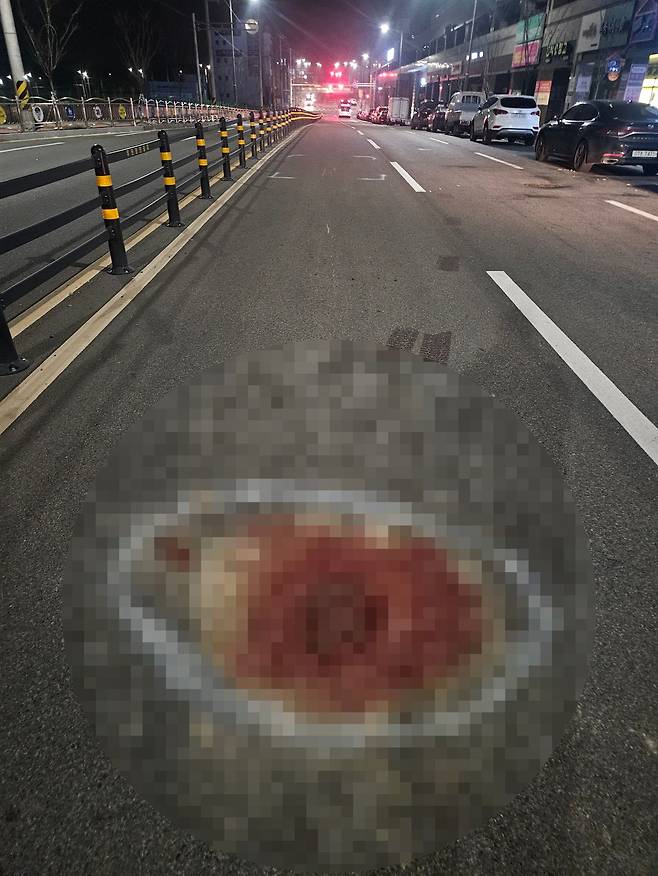 지난 13일 경북 포항시 북구 흥해읍 한 아파트단지 상가 앞 어린이보호구역에 오시후(13)군이 버스에 치여 흘린 핏자국이 남아 있다. 주변으로 불법 주차된 차량들이 보인다. 사진 오석경씨