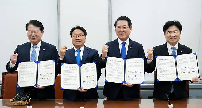 지난 1월 14일 서울 국회의원회관에서 열린 ‘광주·전남 행정통합 시도지사-교육감 4자 회담’에서 왼쪽부터 이정선 광주시교육감, 강기정 광주시장, 김영록 전남도지사, 김대중 전남도교육감이 공동합의문에 서명한 뒤 기념사진을 찍고 있다. [사진 전남도]