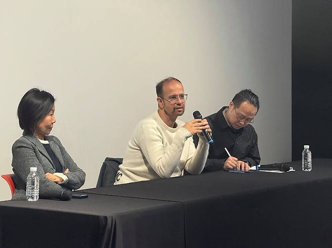 25일 서울 한남동 리움미술관의 티노 세갈, 왼쪽은 김성원 부관장. 사진 리움미술관