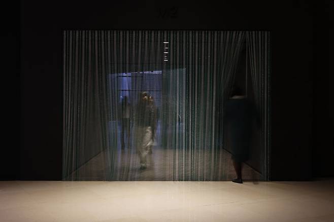 전시장 입구 펠릭스 곤잘레스 토레스의 비즈 커튼을 헤치고 들어가면 티노 세갈의 '구성된 상황'이 펼쳐진다. 사진 리움미술관