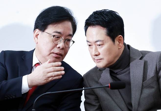 장동혁 국민의힘 대표(오른쪽)와 송언석 원내대표가 19일 오전 국회에서 열린 최고위원회의에서 대화하고 있다. 임현동 기자
