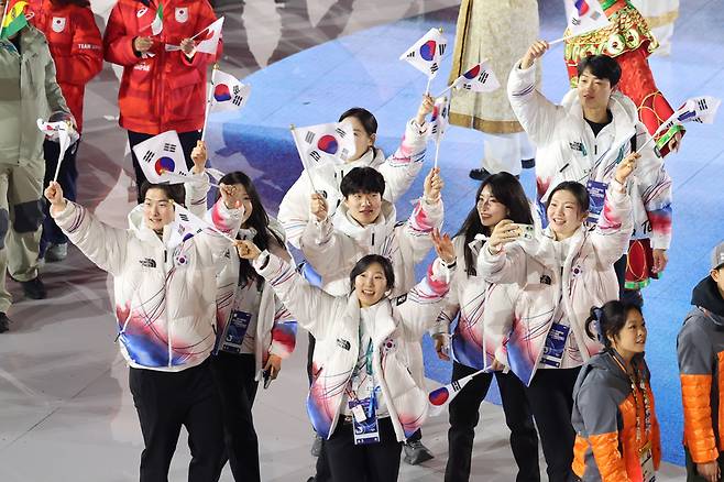 22일(현지 시각) 이탈리아 베로나 아레나에서 열린 2026 밀라노 코르티나 동계올림픽 폐회식에서 쇼트트랙 김길리, 심석희, 이소연, 신동민, 이정민, 피겨스케이팅 이해인 등 대한민국 선수단이 입장하고 있다. /공동취재