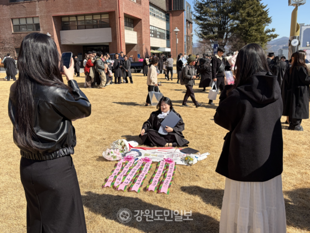 ▲ 25일 오전 한림대 캠퍼스에서 졸업생과 친구들이 기념사진을 촬영하고 있다. 최수현 기자