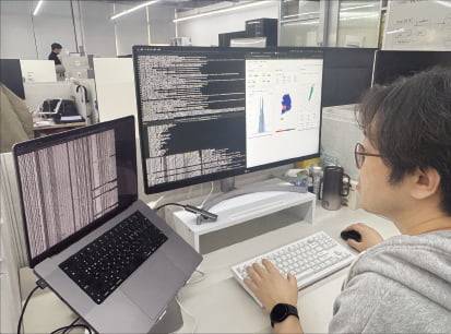 60Hertz(60헤르츠)의 직원들이 인공지능(AI)으로 재생에너지 발전량 예측 시스템을 연구하고 있다.  60헤르츠 제공