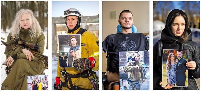< 저격수가 된 무용수, 팔 다리 잃은 청년 > 24일 러시아·우크라이나 전쟁 발발 4년을 맞았다. 우크라이나군 저격수로 복무 중인 테티아나 키미온(47·전 무용교사·왼쪽부터), 구조대원 이반 흐멜니츠키(25·전 콜센터 직원), 지난해 드론 공격으로 팔다리를 잃은 참전용사 루슬란 크니시(20), 전쟁 포로가 된 남자친구 보흐단과 함께 찍은 사진을 들고 있는 릴리아(30) 등 우크라이나 국민들이 각자 사진을 들고 포즈를 취하고 있다. AP연합뉴스