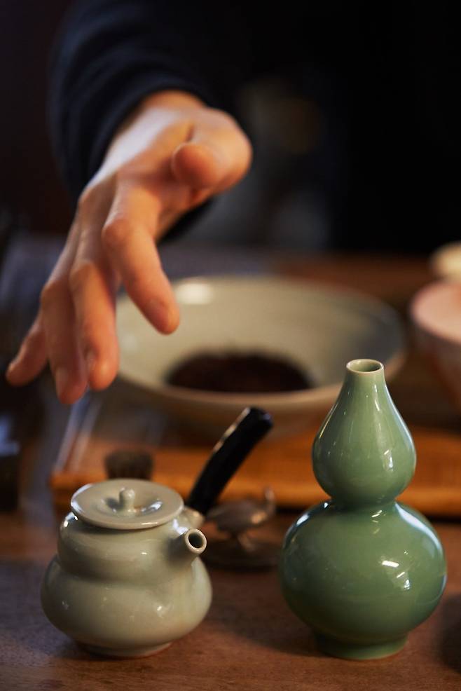 작가가 만든 찻주전자(왼쪽)와 순 청자(오른쪽). ⓒ arte, Photo by Moon Duk-gwan