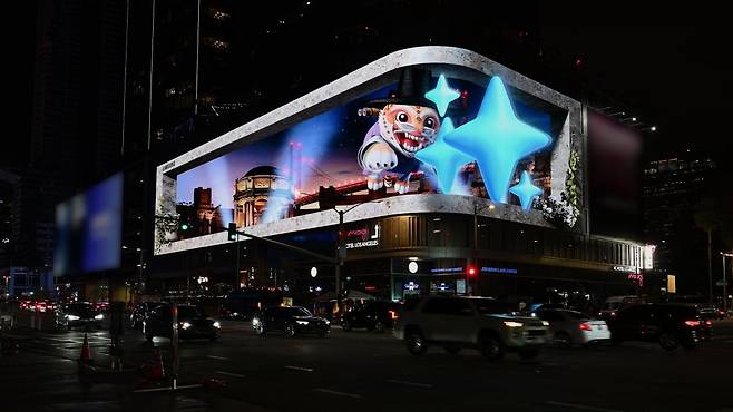 삼성전자가 지난 11일 언팩 초청장을 공개 후, 한국·미국·영국 등 전 세계 17개국 주요 랜드마크에서 새로운 갤럭시 신제품의 갤럭시 AI 기능을 소개하는 3D 옥외광고를 진행하고 있다고 13일 밝혔다. 사진은 미국 LA 목시에서 진행 중인 3D 옥외광고 모습. / 사진=삼성전자