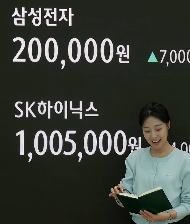 코스피가 사상 최고가를 또다시 경신한 24일 서울 중구 하나은행 본점 딜링룸 현황판에 코스피지수가 표시 돼 있다. 이날 코스피는 전장대비 123.55포인트(2.11%)로 상승 마감했다./2026.2.24 문경덕 기자