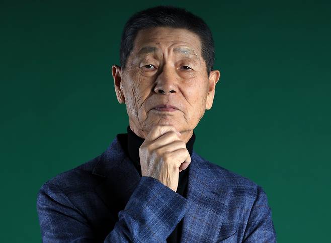 ‘야신(野神)’ 김성근 감독이 12일 서울 정동 경향신문 스튜디오에서 인터뷰에 앞서 사진촬영을 하고 있다. 평생 ‘이기는 야구’를 강조하며 ‘지옥 훈련’을 해온 그는 “사람들은 나보고 독하다고 하지만, 나는 선수들의 미래를 보고 가는 것”이라며 “10년, 20년 뒤 선수들이 ‘그때 그 감독 덕분에 내가 성공했다’고 말할 수 있게 만드는 것, 그게 지도자의 성공”이라고 말했다. 서성일 선임기자