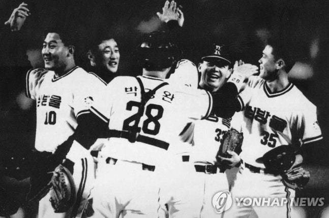 57년간 지도자 생활을 한 김성근 감독에겐 ‘꼴찌 재건 전문가’라는 수식어가 붙었다. 태평양 돌핀스, 쌍방울 레이더스 등 만년 꼴찌였던 약체팀을 가을야구까지 올리며 파란을 일으켰기 때문이다. 사진은 1996년 플레이오프를 치른 쌍방울 선수들의 모습이다. / 연합뉴스