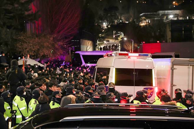 Police officers gather outside the presidential residence in Yongsan District, central Seoul, on Jan. 15, 2025, as the Corruption Investigation Office for High-ranking Officials and police attempt to execute a second arrest warrant for President Yoon Suk Yeol. [YONHAP]
