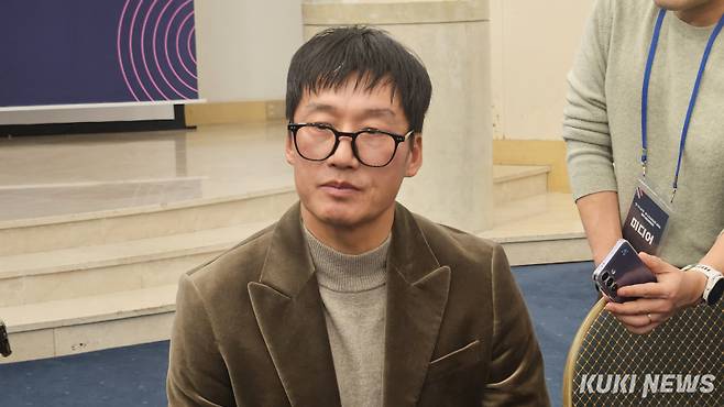 이정효 수원 삼성 감독이 25일 서울 서대문구 스위스그랜드 호텔 컨벤션센터에서 열린 ‘하나은행 K리그 2026’ 개막 미디어 인터뷰에 참석하고 있다. 송한석 기자