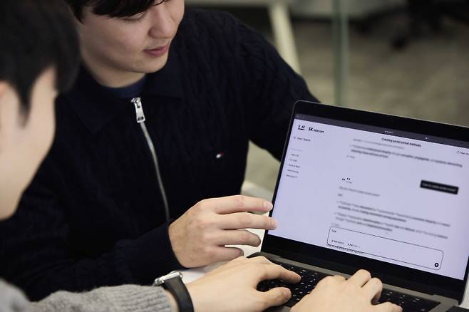 SK텔레콤 직원들이 자체 개발 거대언어모델(LLM) ‘에이닷엑스 케이원(A.X K1)’을 사용하고 있다. SK텔레콤 제공