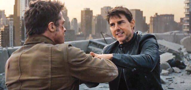 아일랜드 출신 영화감독 루어리 로빈슨이 중국 바이트댄스의 동영상 생성 인공지능(AI) ‘시댄스’에 명령어 두 줄을 입력해 할리우드 스타 톰 크루즈(오른쪽)와 브래드 피트가 건물 옥상에서 격투를 벌이는 15초 분량의 영상을 제작했다. 지난 10일(현지시간) 로빈슨 엑스에 공개된 이 영상은 24일 현재 335만건 이상의 조회수를 기록했다. 엑스 캡처