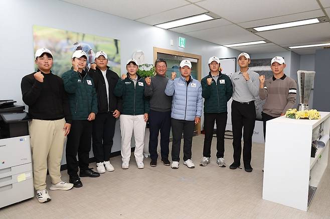 지난 24일 서울 서대문구 연세대학교 동문회관에서 50여명의 장학생과 관계자들이 참여한 가운데 열린 ‘2026년도 최경주재단꿈나무 증서수여식’에서 골프 꿈나무들과 올 시즌 선전을 다짐하며 파이팅을 외치고 있는 최경주이사장(가운데). 최경주재단 을 개최했다. 수여식을 마친 뒤 참석자들이 기념촬영을 하고 있다. 최경주재단