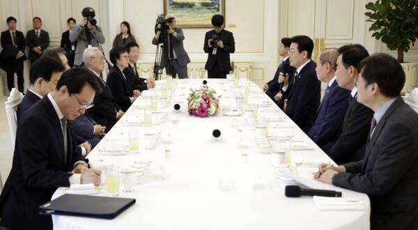 이재명 대통령이 25일 청와대에서 열린 더불어민주당 상임고문단 오찬 간담회에서 발언하고 있다. 연합뉴스