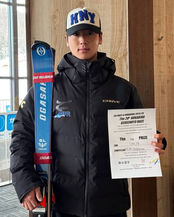 경희대의 허도현이 25일 강원 모나 용평리조트에서 열린 제107회 전국동계체육대회 남대부 스키알파인 슈퍼대회전서 우승을 차지한 뒤 기념촬영을 하고 있다. 임창만기자