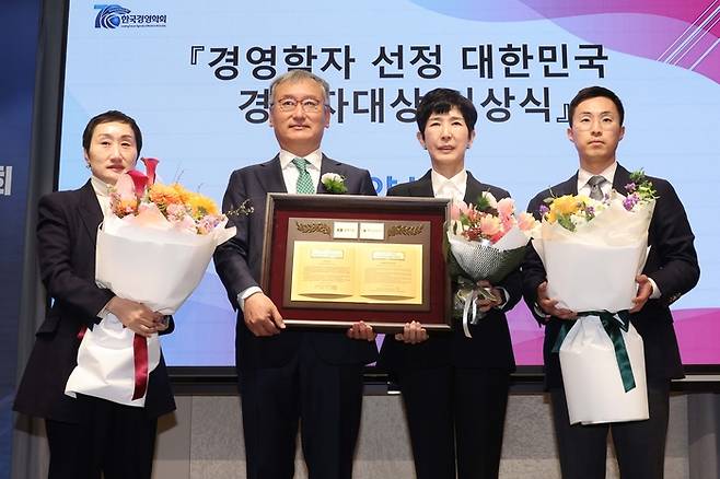 한국경영학회 동계학술대회_개막식 및 경영자대상 시상식. 왼쪽부터 최자은 삼양식품 상무, 양희동 한국경영학회 회장, 김정수 삼양식품 부회장, 전병우 삼양식품 전무. [한주형 기자]