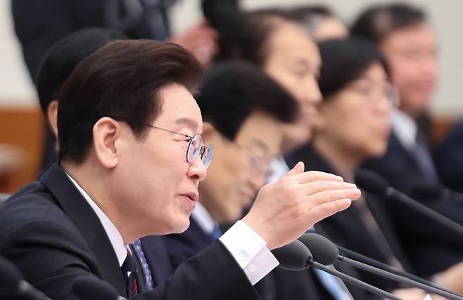 이재명 대통령이 24일 청와대에서 열린 국무회의에서 발언을 하고 있다. [뉴스1]