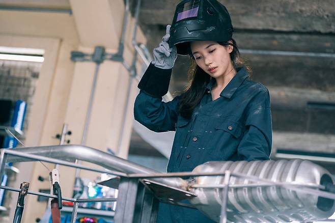 넷플릭스 시리즈 ‘​다 이루어질지니’​ 속 정비사의 모습. [넷플릭스]