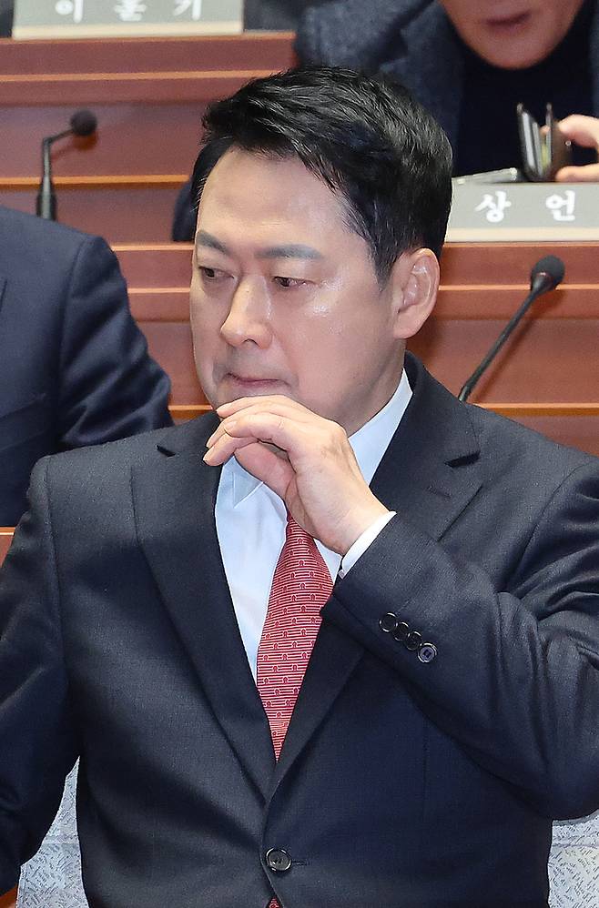 장동혁 국민의힘 대표가 지난 24일 국회에서 열린 의원총회에서 생각에 잠겨 있다. [사진 출처 = 뉴스1]